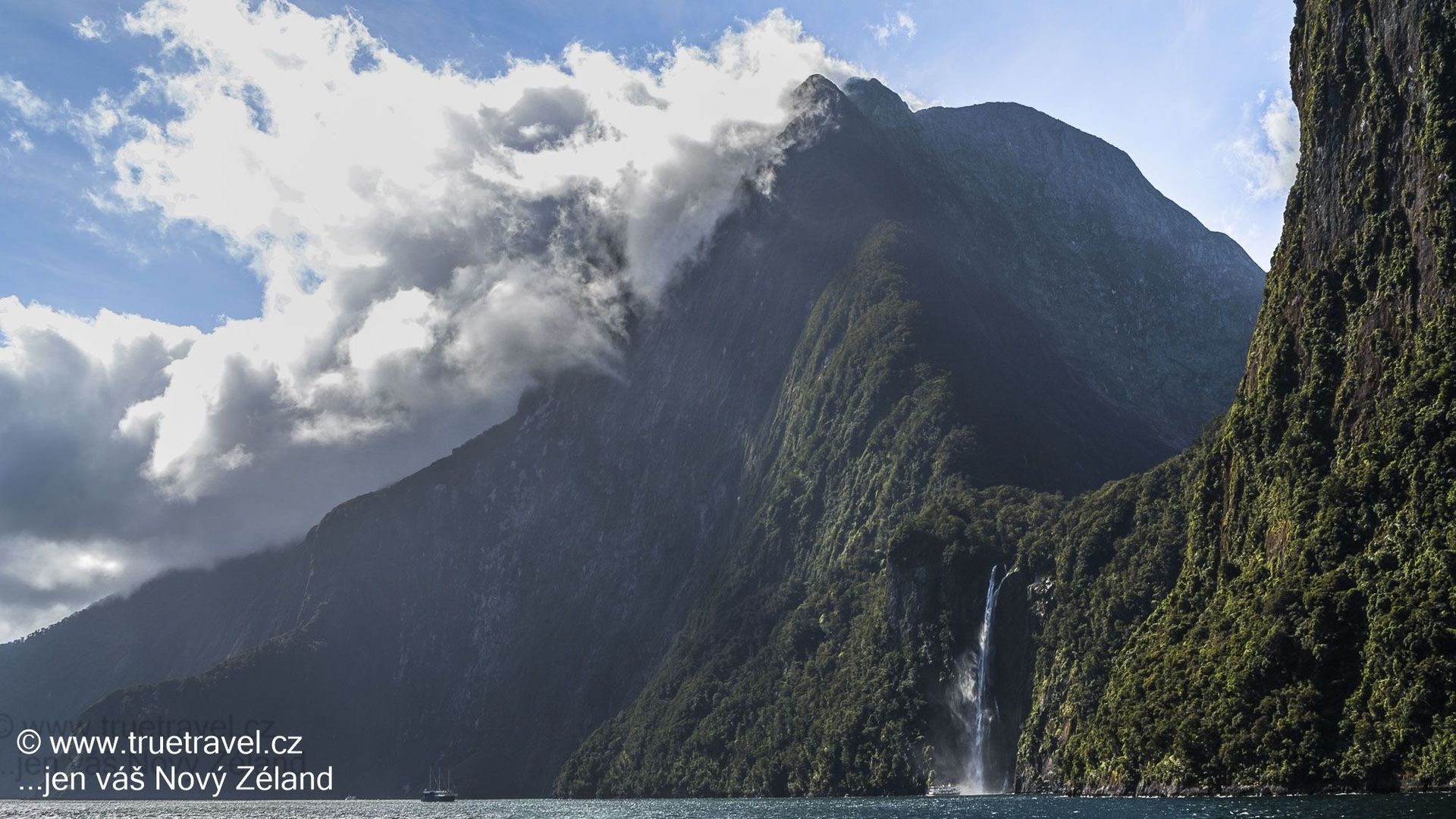 Stirling Falls, Milford Sound, Fiordland, Nový Zéland
