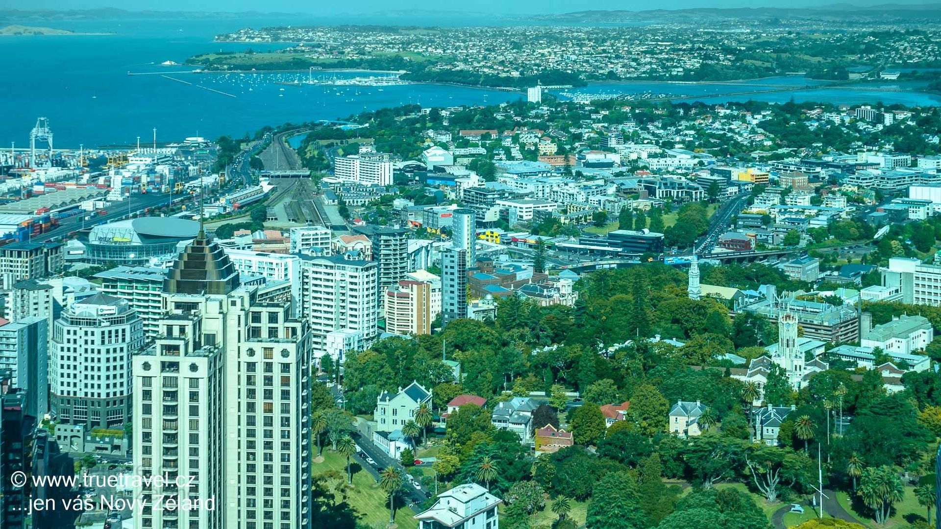 Auckland, pohled ze Sky Tower na jihovýchod, Nový Zéland