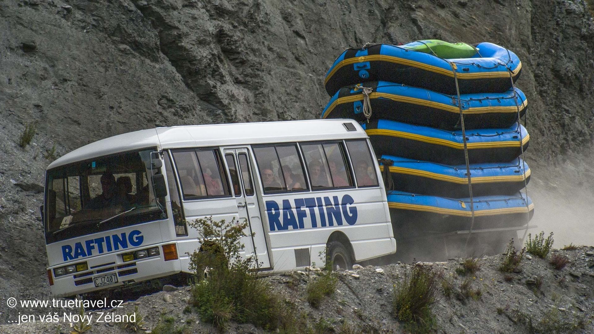 Raftaři v autobusu, Skippers Canyon, Queenstown, Nový Zéland