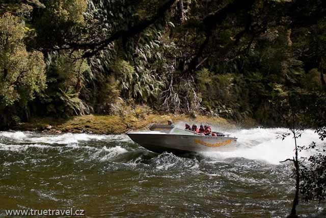 Wjet - tryskový člun na řece Wairaurahiri, Nový Zéland