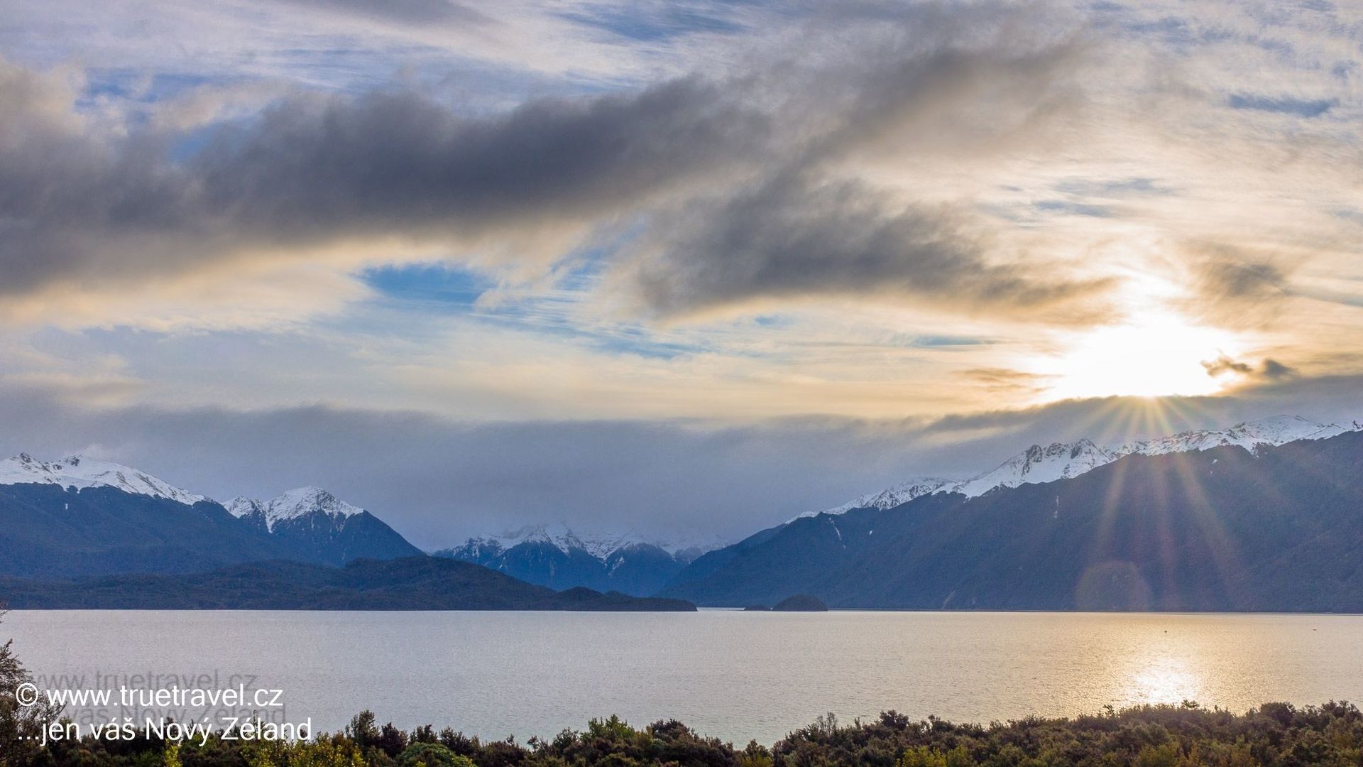 Milford Road, jezero Te Anau, Fiordland, Nový Zéland