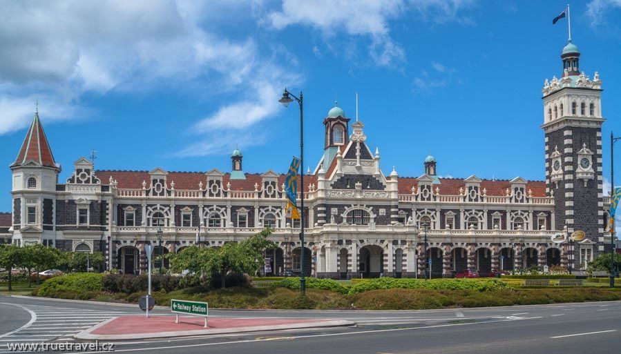 Nový Zéland, Dunedin | čelní pohled na nádražní budovu