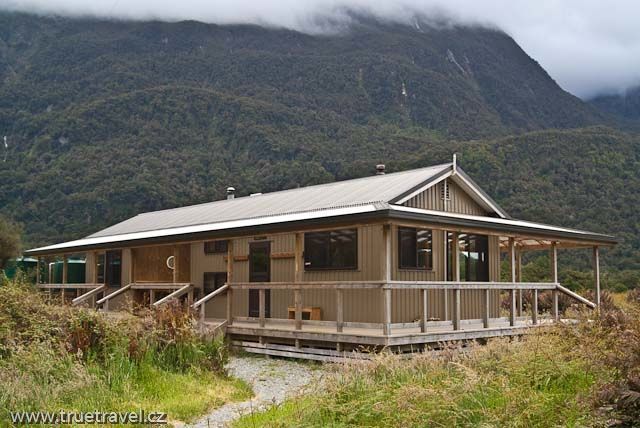 Chata DOC, údolí řeky Hollyford, Nový Zéland