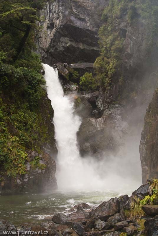 Nový Zéland | vodopád Hidden Falls, údolí řeky Hollyford
