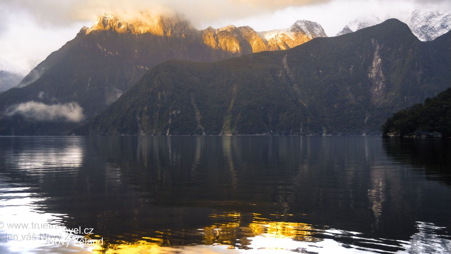 Zrcadlení za soumraku, Milford Sound, Fiordland, Nový Zéland
