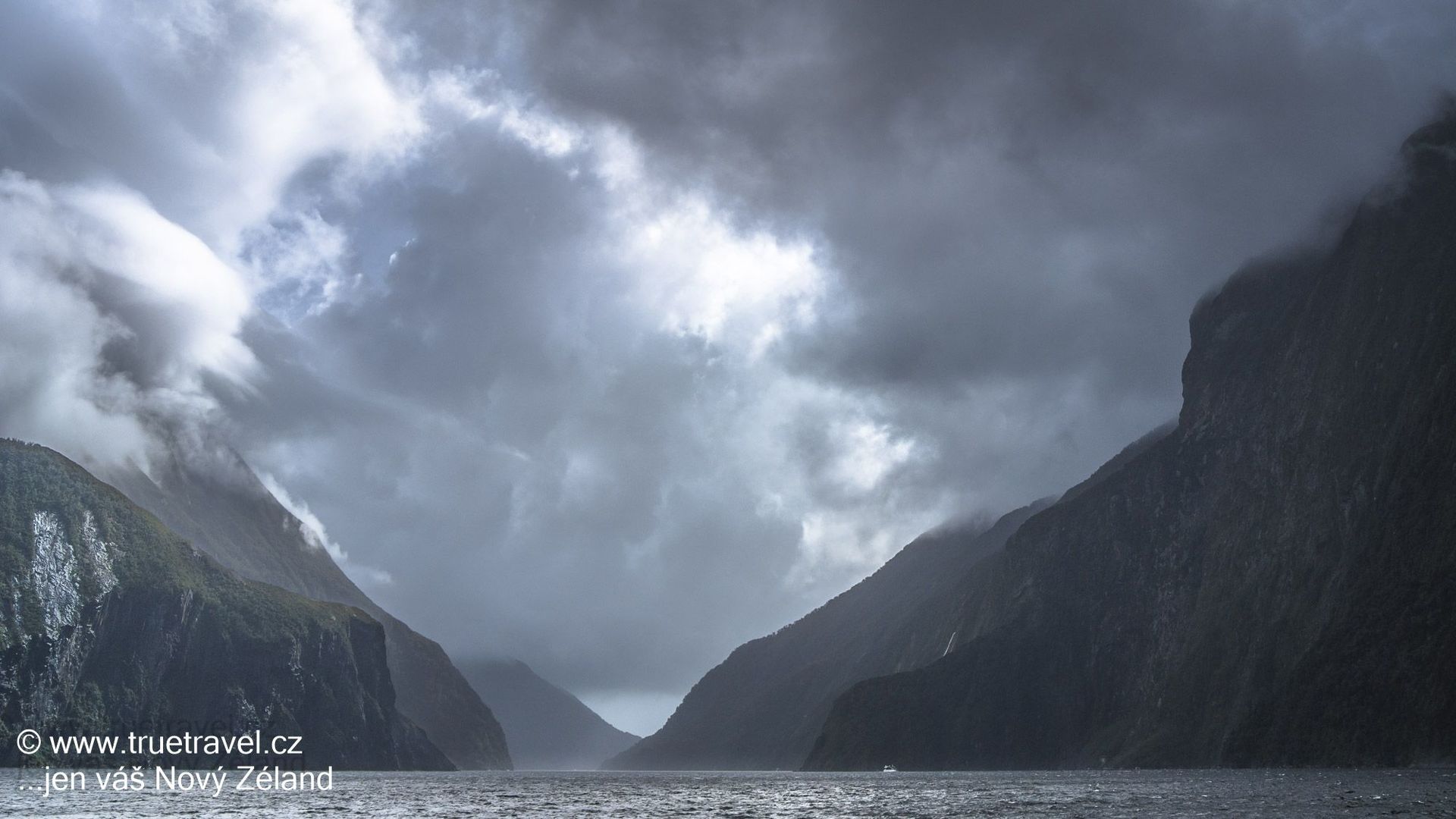 Dramatická obloha, Milford Sound, Fiordland, Nový Zéland