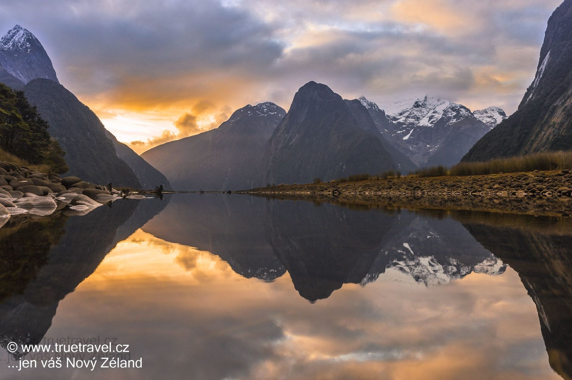 Zrcadlení za soumraku, Milford Sound, Fiordland, Nový Zéland