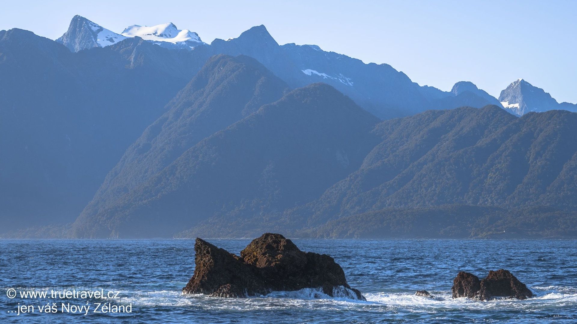 Útesy, Tasmanovo moře, Milford Sound, Fiordland, Nový Zéland