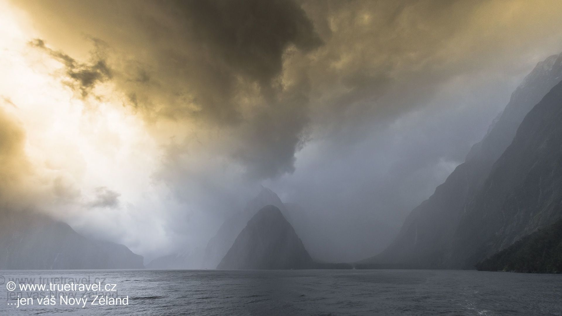 Dešťová fronta, Milford Sound, Fiordland, Nový Zéland