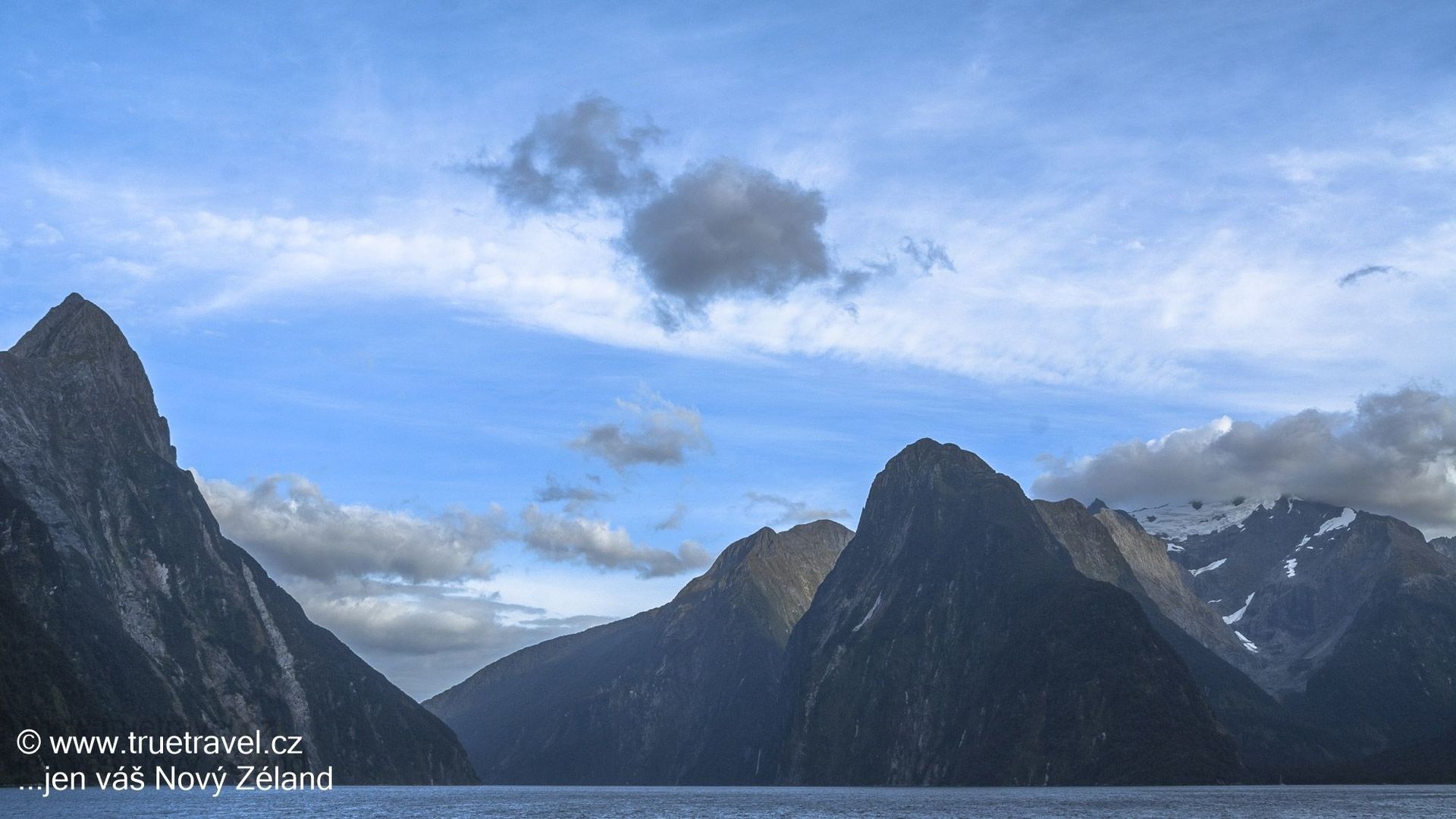 Milford Sound s Mitre Peak, Fiordland, Nový Zéland